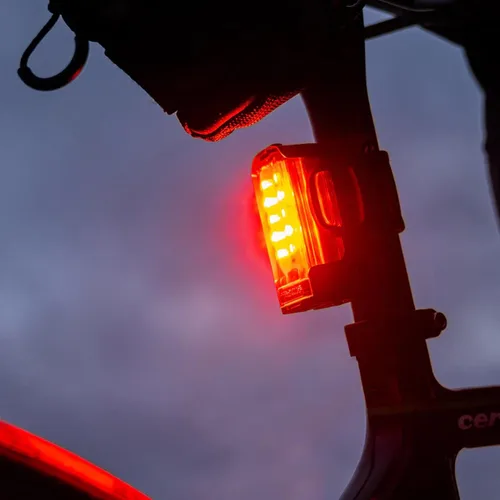Vista 7 de LEZYNE Micro Drive 800+ LED Bike Light Set 800 Lumen CNC Aluminum Front Light with Rear Light Options IPX7 Waterproof Cycling Illumination with