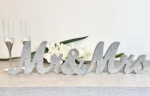 Vista 2 de Letrero de madera para decoración de boda de Mr & Mrs para mesa de recepción de novia y novio. Letras de madera para centro de mesa de pareja