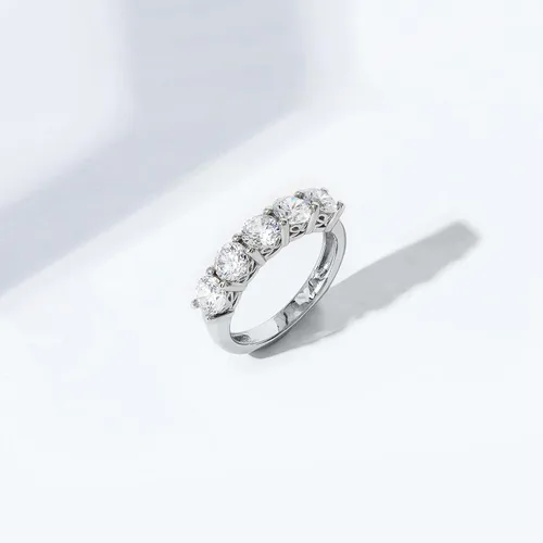 Vista 6 de Tienda Essentials Anillo de plata de ley de cinco piedras con circonita cúbica de corte redondo Infinite Elements (anteriormente colección Tienda)