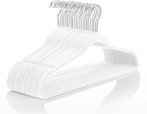 Vista 16 de MIZGI Perchas de terciopelo prémium (paquete de 60) resistentes, antideslizantes, ganchos cromados blancos, ahorro de espacio, color blanco/plateado