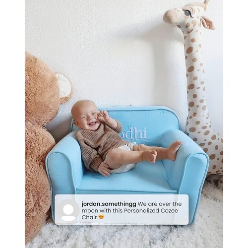 Vista 9 de Delta Children Silla Cozee personalizada, personalizable con nombre, silla de espuma para niños a partir de 18 meses, azul/blanco