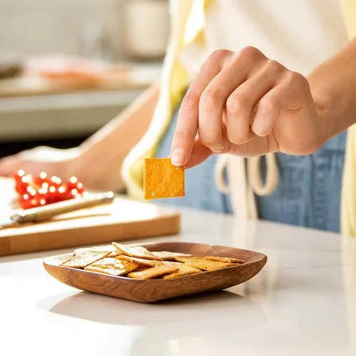 Vista 5 de Munchkin® Milkmakers® - Paquete de 10 bocadillos de galletas de lactancia, chispas de chocolate de avena y 6 paquetes de patatas fritas