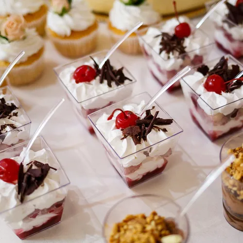 Vista 7 de EASERCY Paquete de 100 mini tazas de postre de 3 onzas con tapas y cucharas, tazas transparentes para postres con cucharas, tazas de parfait