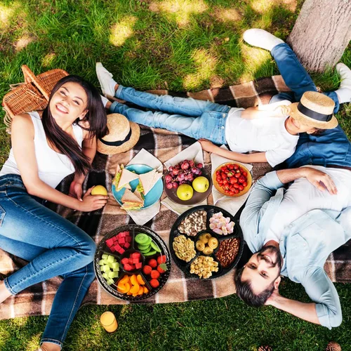Vista 5 de Paquete de 12 bandejas de plástico para aperitivos con tapa, bandeja desechable transparente dividida para servir, 6 recipientes de almacenamiento